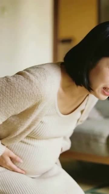 週末の夜に。若妻が眉根を寄せて耐える出産。どう？
